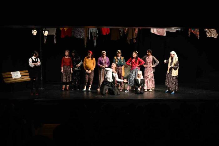 Bozüyük Belediye Tiyatrosu 2023-2024 Tiyatro Sezonunda 11 Bini Aşkın Seyirciye Ulaştı