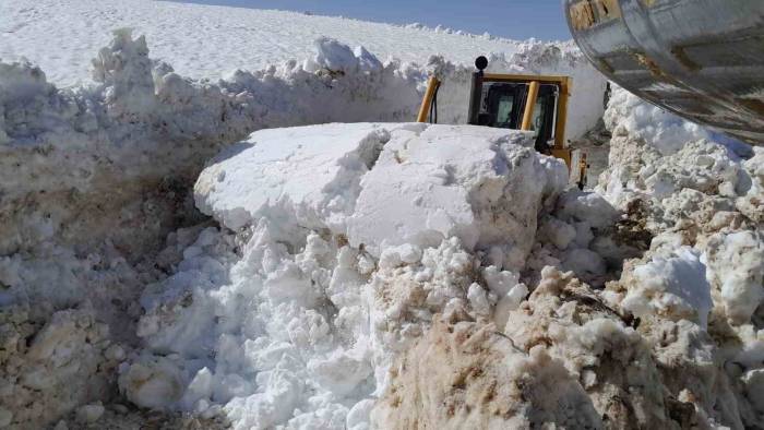 Doski Vadisi’nde 5 Metrelik Karla Mücadele Çalışması