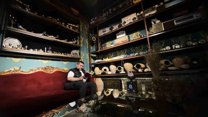 Antikalarla Dolu İş Yeri Görenleri 100 Yıl Öncesine Götürüyor