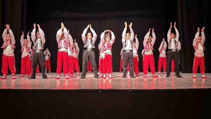 Niğde’de Halk Oyunları Çocuk Şenliği Düzenlendi