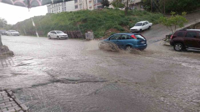 Tekirdağ’da Şiddetli Yağış Sokakları Dereye Çevirdi