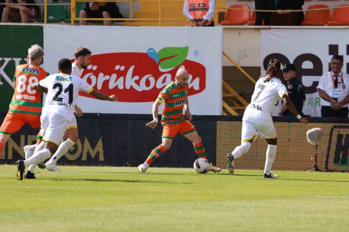 Trendyol Süper Lig: Alanyaspor: 3 - İstanbulspor: 0 (İlk Yarı)