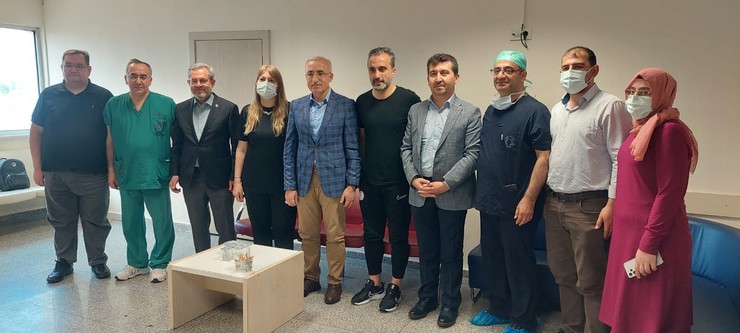 yuksekogretim-yok-yurutme-kurulu-uyesi-prof-dr-huseyin-karaman-ankarada-kalp-ameliyati-olmakta-olan-esila-tufekcinin-ailesine-ziyarette-bulundu-5.jpg