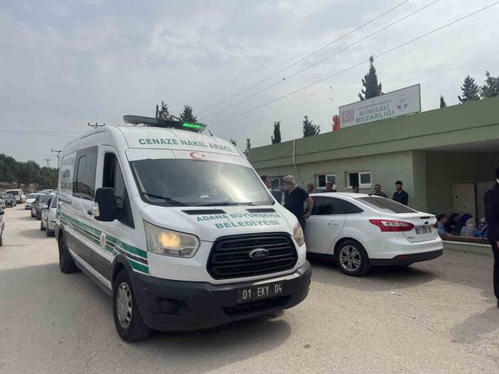 Otobüsün Açık Kapısından Düştükten Sonra Hayatını Kaybeden Yaşlı Kadın Toprağa Verildi