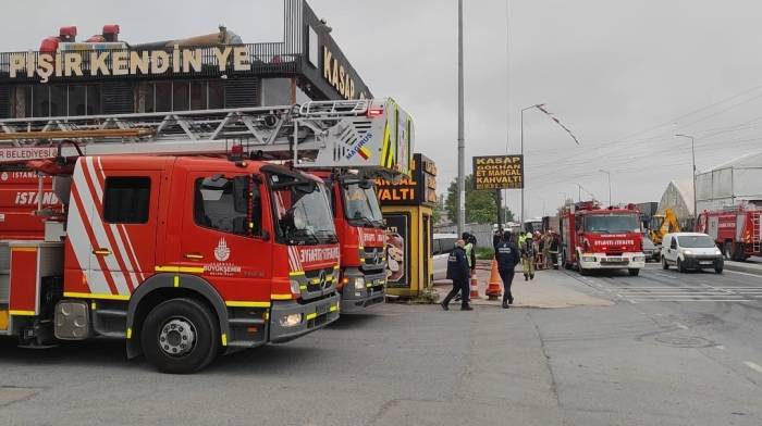 Sultangazi’de Restoranın Çatısından Alevler Yükseldi, İçerideki Müşteriler Can Havliyle Dışarı Kaçtı