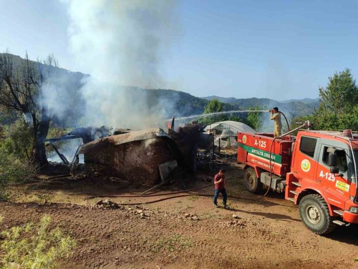 Çıkan Yangında Ev Kullanılamaz Hale Geldi