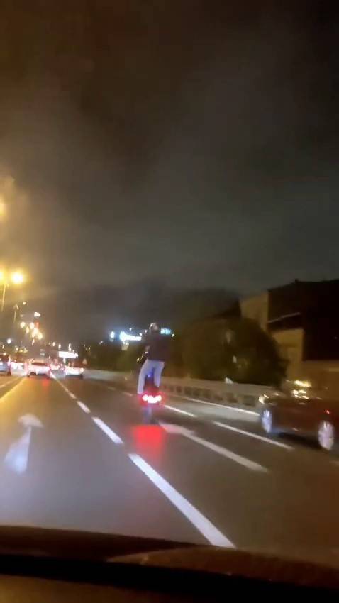 Bayrampaşa’da Motosikletlinin Tek Tekerlek Üzerindeki Tehlikeli Yolculuğu Kamerada