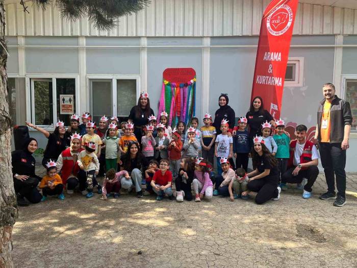 Miniklere Deprem Tatbikatı Eğitimi