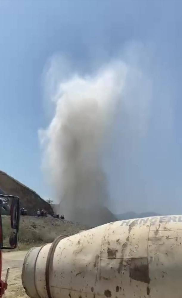 Patlayan Borudan Yükselen Sıcak Su Kilometrelerce İleriden Gözüktü