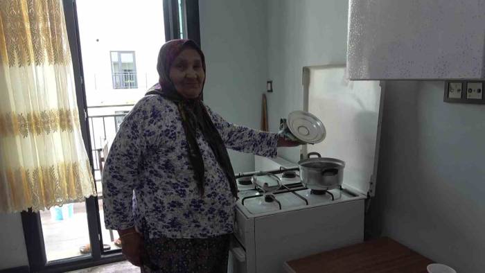 Depremzede Kadının Yeni Yuvasında İlk Yemeği Sarma Oldu