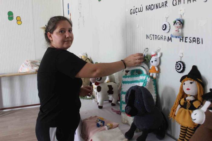 Depremzede Kadınların Elinden Çıkan Amigurumi Bebekler, 300 İle Bin 300 Tl Arasında Alıcı Buluyor