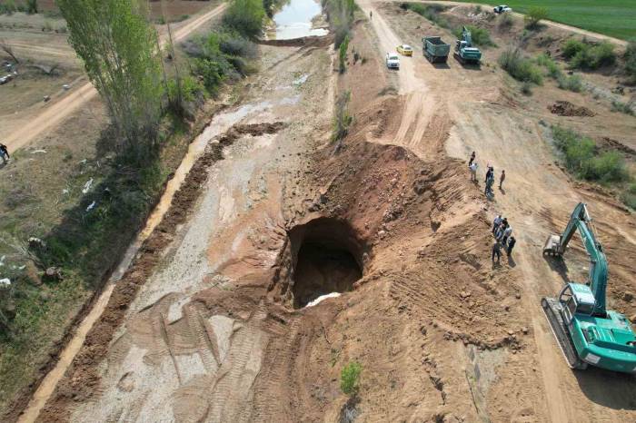 Bu Kez Sulama Kanalında Obruklar Oluştu