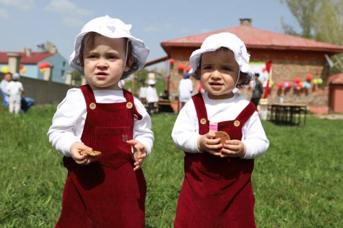 ’çilek Abla’ Köy Okulu Öğrencilerini Baharla Süslenmiş Çileklerle Buluşturdu