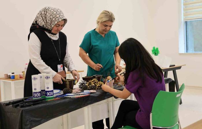 Bağımlılıkla Mücadele Eden Çocuklar Bu Merkezde Hayata Tutunuyor