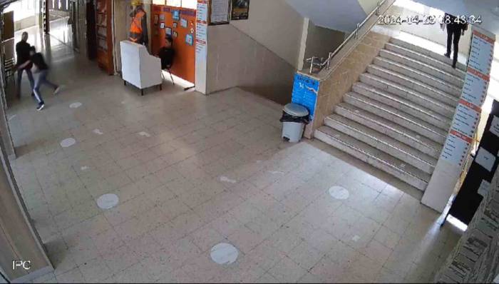 Pusu Kurup Beklediği Öğretmenini Bıçaklayan Öğrenci Kamerada