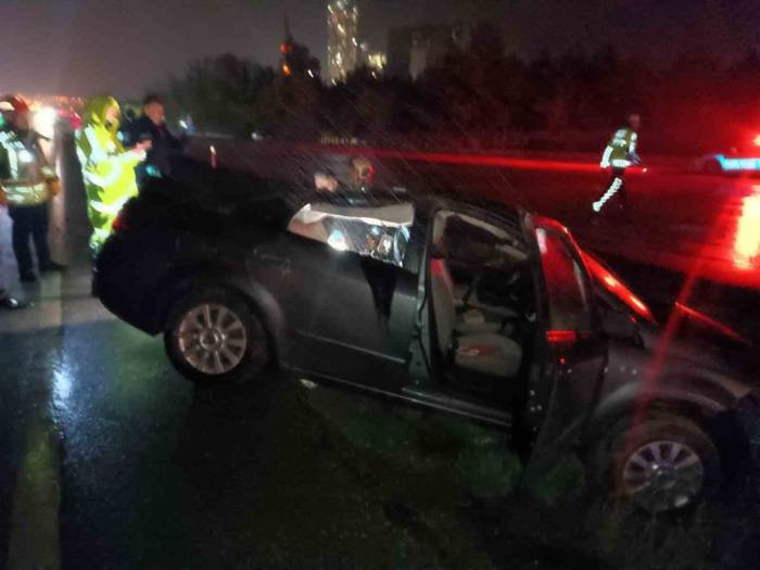 Ankara’da Yağış Nedeniyle Kontrolden Çıkan Araç Bariyere Çarptı: 1 Ölü, 5 Yaralı