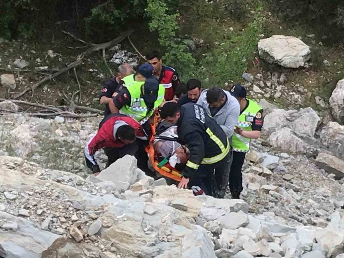 100 Metrelik Uçuruma Yuvarlanan Sürücü İçin Ekipler Seferber Oldu