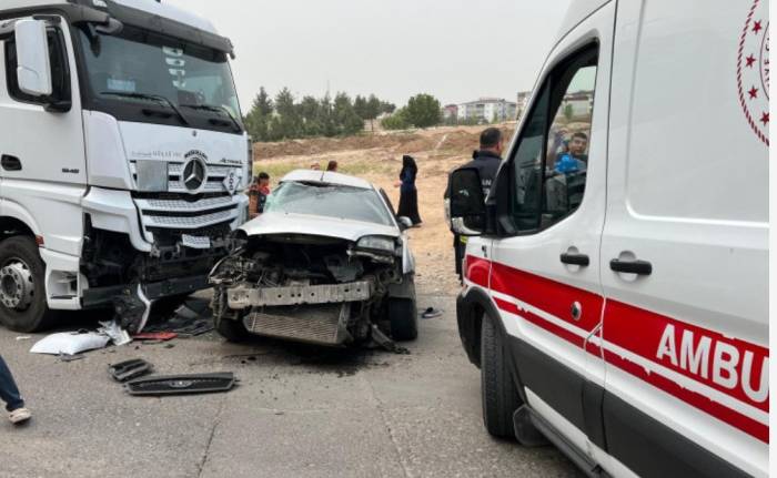 Batman’da Otomobil Tankere Çarptı: 2 Yaralı