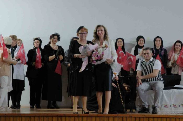 Bursa Kız Lisesi Mezunlarından Anlamlı Gösteri