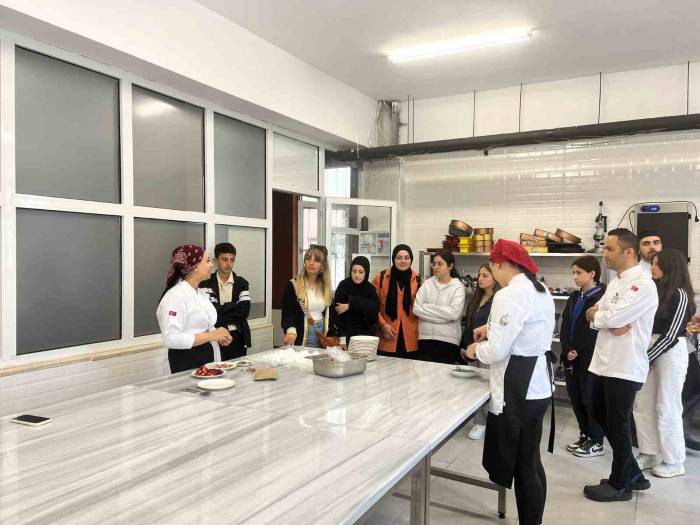 Öğrenciler Aşçılık Mesleğini Öğrendi