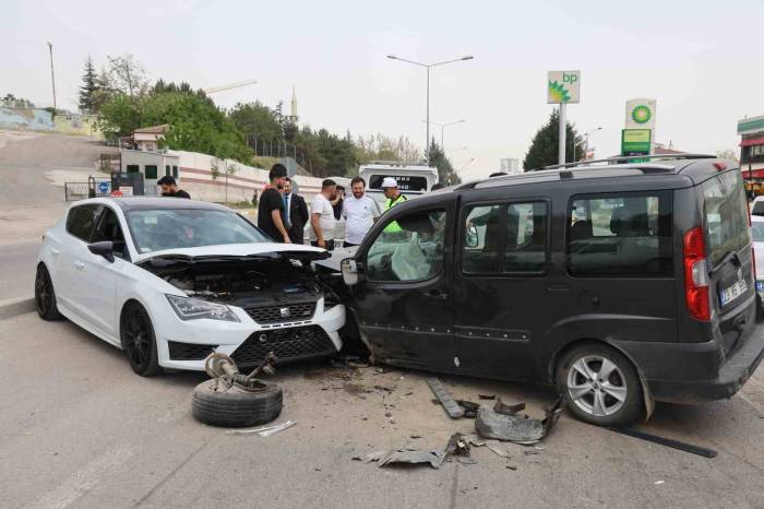 Elazığ’da Otomobil İle Hafif Ticari Araç Kafa Kafaya Çarpıştı: 1 Yaralı