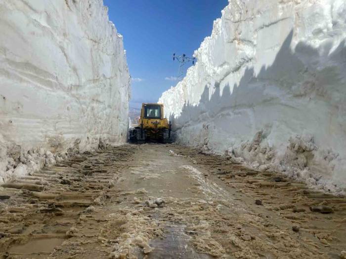 Yüksekova’da 6 Metrelik Kar Tünellerinde Zorlu Çalışma