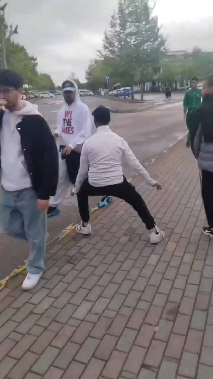 Bir Garip Olay: Yolda Yürüyenleri Önce Korkuttular, Sonra Saldırdılar