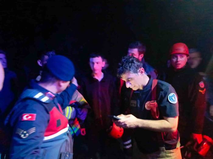 Ormanlık Alanda Gezintiye Çıkan 3 Genç Mahsur Kaldı, Ekipler Seferber Oldu