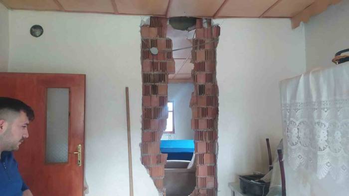 Eve Yıldırım İsabet Etti, Kimsenin Olmayışı Faciayı Önledi