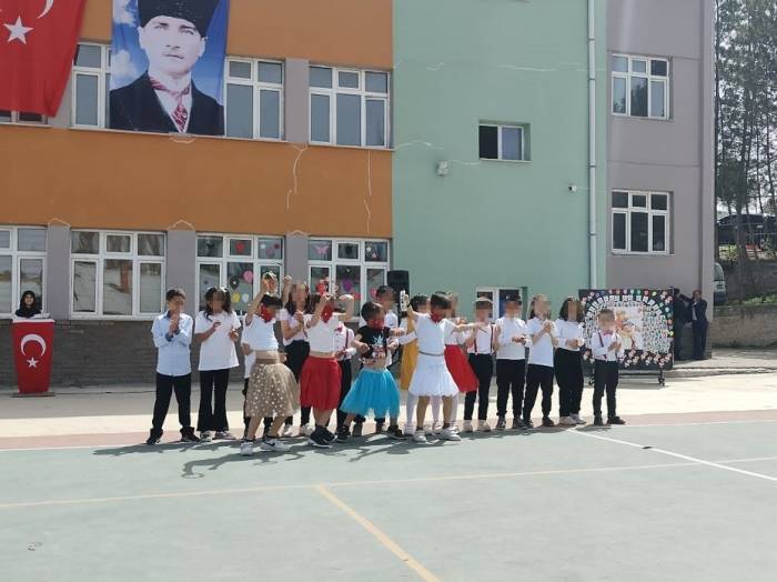 Tokat’ta Erkek Öğrencilere Etek Giydirip Oynattılar