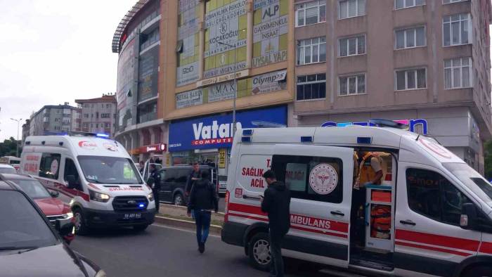 Trafikteki Tartışmada Kan Aktı: 4 Yaralı