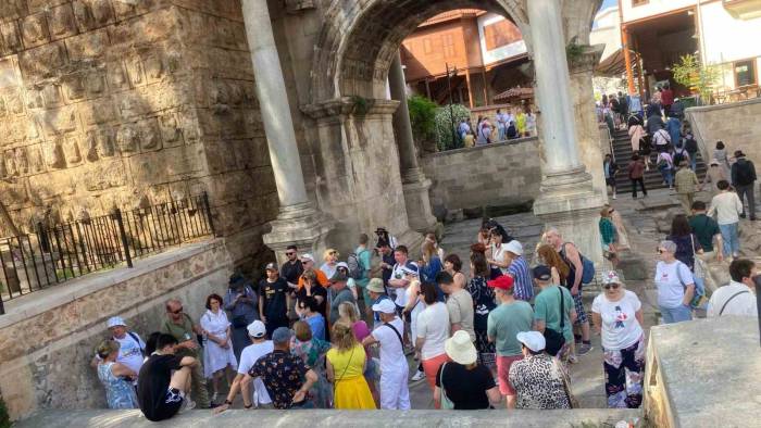 Turist Rehberleri Ve Seyahat Acentelerine İlişkin Yapılan Düzenleme Sektörü Dönüştürecek