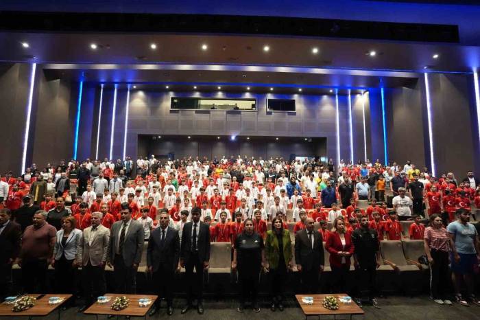 Yılmaz, Başarılı Öğrencileri Ödüllendirdi