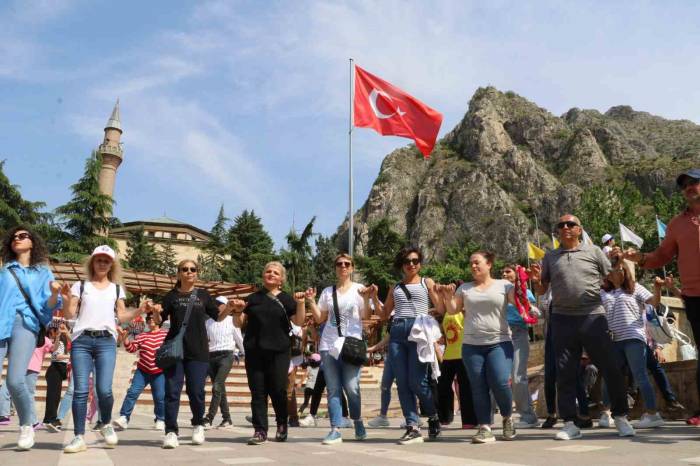 1 Mayıs Amasya’da Halaylarla Kutlandı