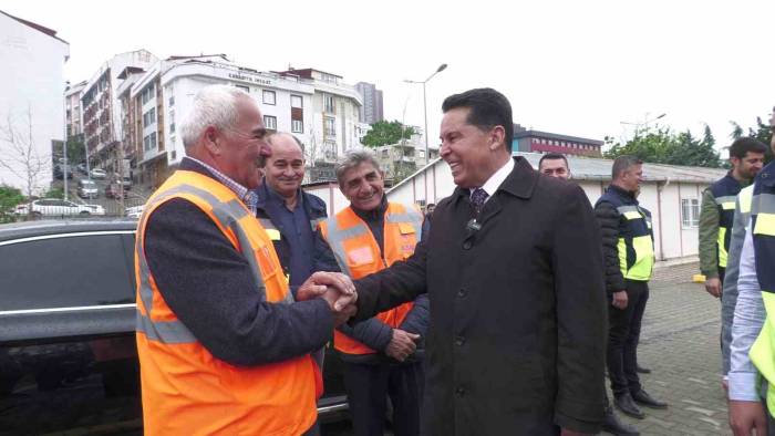 Esenyurt Belediye Başkanı Özer, Belediye Personelinin Bayramını Kutladı