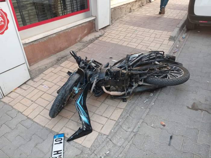 Motosiklet İle Otomobil Çarpıştı: 2 Yaralı