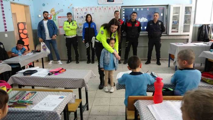 Tatvan’da Polis Ekipleri 1 Yılda 4 Bin 250 Öğrenciye Polislik Mesleğini Tanıttı