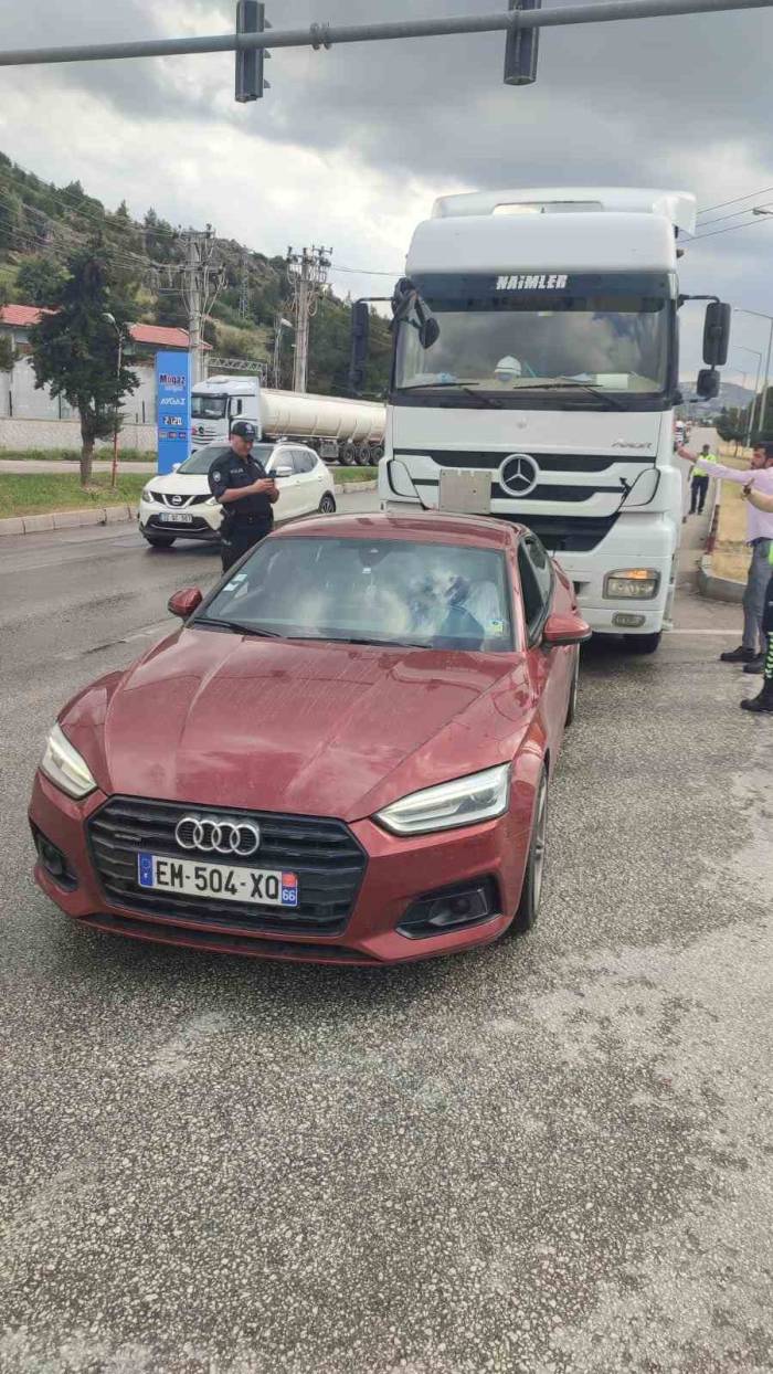 Kırmızı Işıkta Bekleyen Otomobile Çekici Çarptı: 1 Yaralı