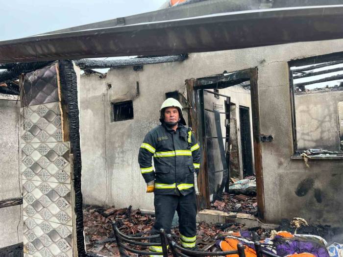 Burdur’da Çıkan Yangında Ev Ve Otomobil Kullanılamaz Hale Geldi