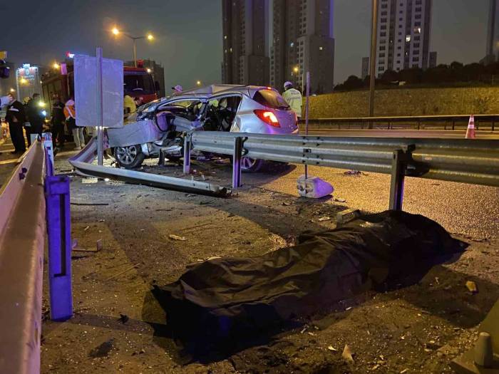 Tem Otoyolu’nda Otomobil Bariyerlere Ok Gibi Saplandı: 1 Ölü, 1 Ağır Yaralı