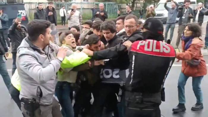 Taksim’e Çıkmak İsteyen Gruplara Polis Müdahalesi
