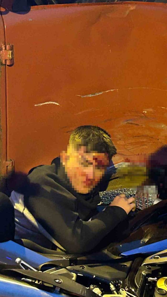 Kocaeli’de 2 Motosiklet Ve Kamyonetin Karıştığı Kazada 4 Kişi Yaralandı