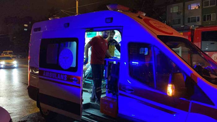 Trafik Işıklarında 2 Otomobil Çarpıştı: 1 Yaralı