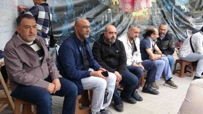 İsrail’in Gazze’ye Saldırılarını Oturma Eylemiyle Protesto Ettiler