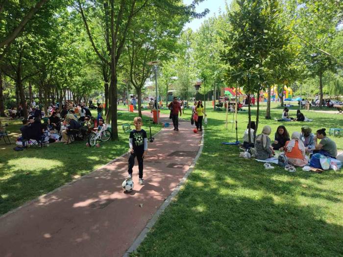 Tatili Fırsat Bilen Manisalılar Kentpark’a Akın Etti