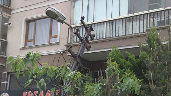 Ankara’da Çöken Yol Elektrik Direğini Yuttu