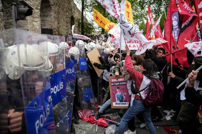 Saraçhane’den Taksim’e Yürümeye Çalışan Gruplara Polis Müdahalesi