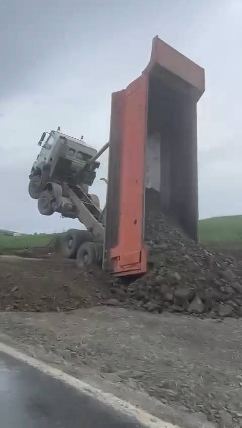 Görenler Şaşırdı: Kamyon Şaha Kalktı
