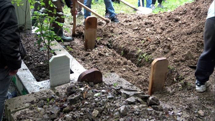 Yangında Yaralanarak Kaldırıldığı Hastanede Ölen Kadın Kocasının Ve Kızının Yanına Defnedildi