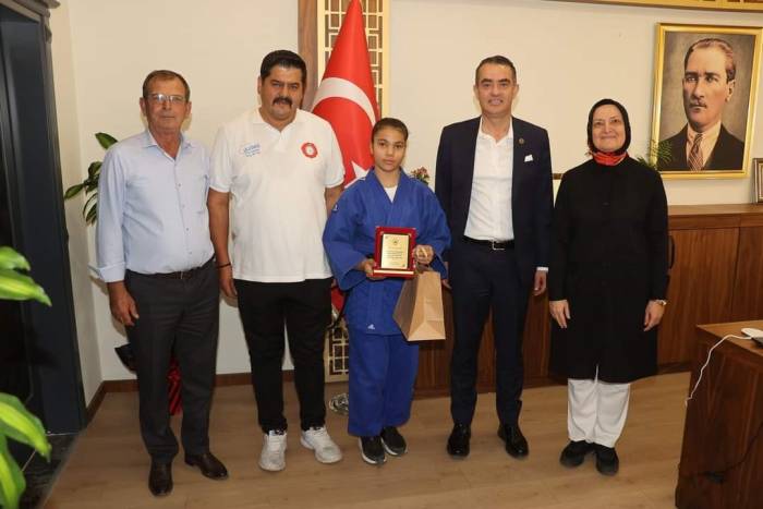 Başkan Arıcı’dan Judo Türkiye 7’incisine Plaket